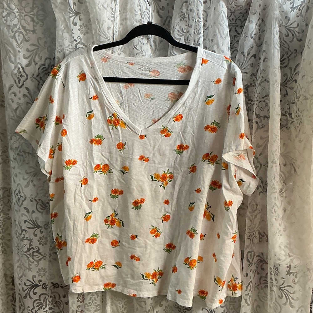 ❤️ Old Navy White and Orange Floral Everywear V-Neck Tee